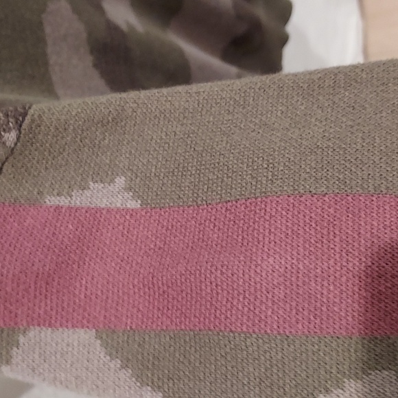 mystree Green Camo V-Neck Sweater with Maroon Strip on Sleeves Size Small - Picture 5 of 9